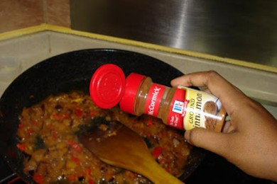 Лосось, тушеный в соусе из куркумы с кусочками сливы - приготовление