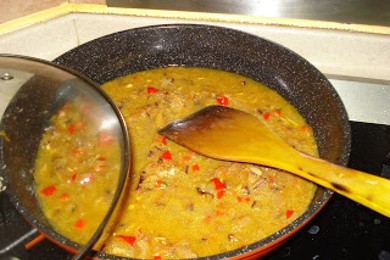 Лосось, тушеный в соусе из куркумы с кусочками сливы - приготовление