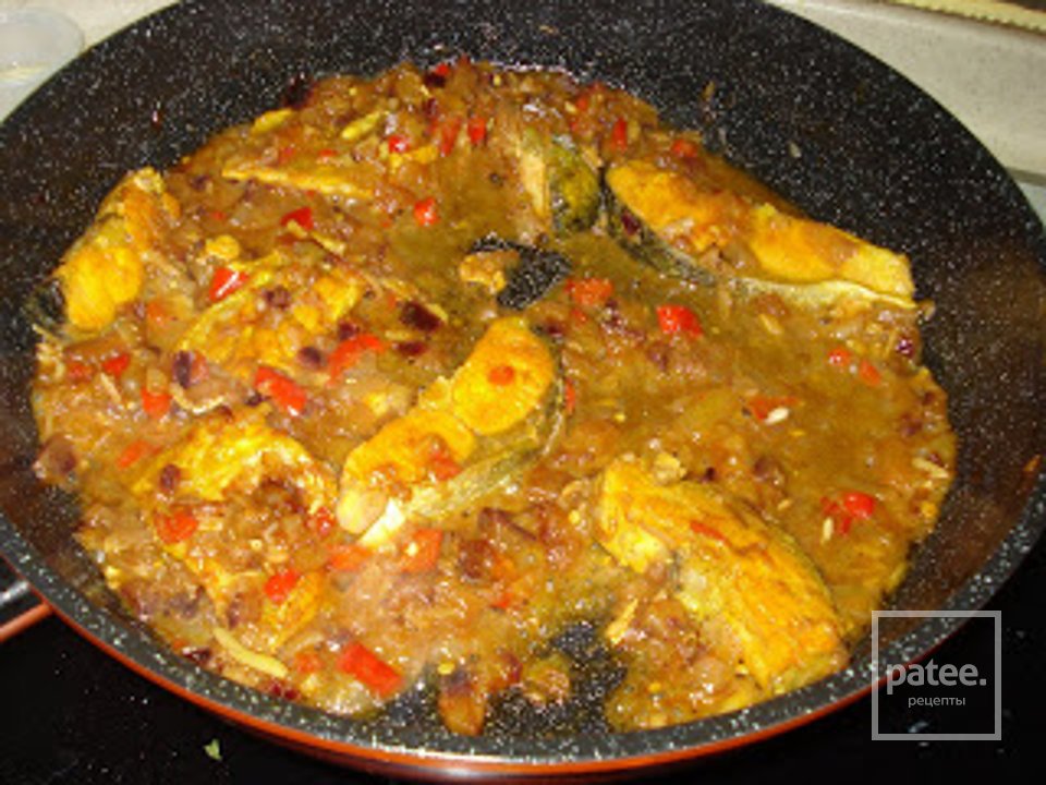 Лосось, тушеный в соусе из куркумы с кусочками сливы - Шаг 8