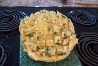 Луковый хлеб с сыром и маком