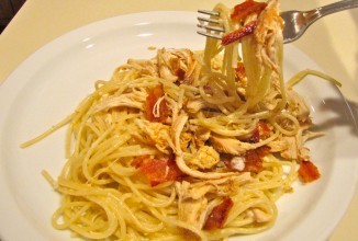 Паста с чесноком и курицей