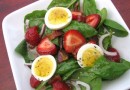 Салат из клубники с шпинатом и яйцом