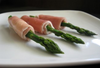 Спаржа в прошутто со сливочным сыром
