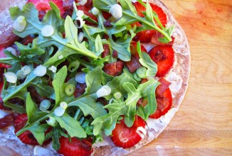 Кесадилья с клубникой, сыром и беконом