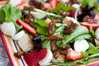 Салат из курицы с зеленью и сыром