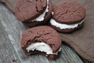 Шоколадное печенье с ванильным кремом