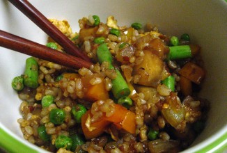 Рис с яйцом и овощами