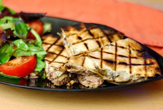 Кесадилья с сыром и стейком