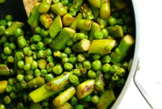 Жареная спаржа с горошком