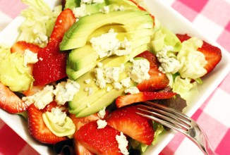 Салат с клубникой, авокадо и сыром Горгондзола