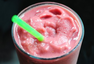 Клубничный смузи с ревенем