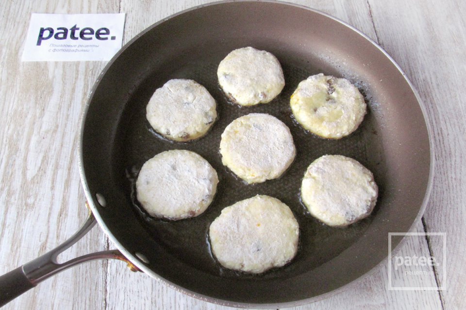 Апельсиновые сырники с изюмом - Шаг 11