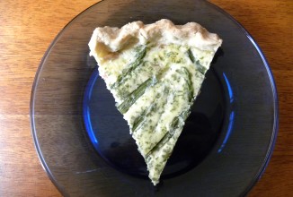 Киш с беконом, спаржей и сыром