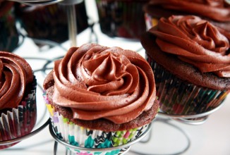 Шоколадные кексы с ванильным кремом