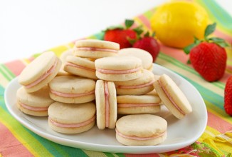Лимонное печенье с клубничной начинкой