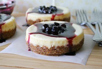 Лимонный чизкейк с черничным сиропом