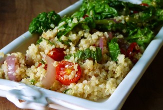 Салат из киноа с помидорами и шпинатом