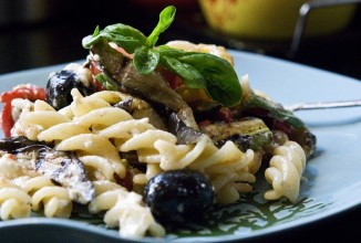 Салат из пасты с овощами