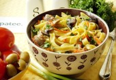 Лапша с куриными желудками и грибами