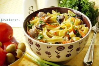 Лапша с куриными желудками и грибами