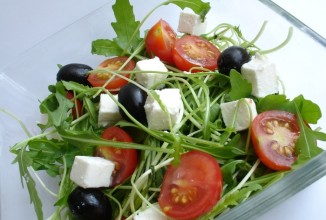 Салат с руколой и помидорами черри