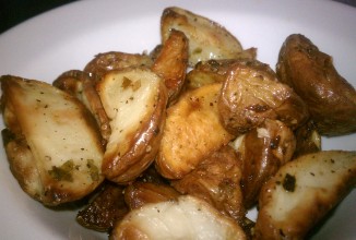 Красный картофель с чесноком