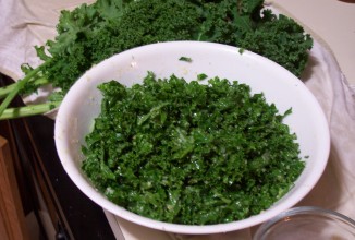 Салат из капусты кале