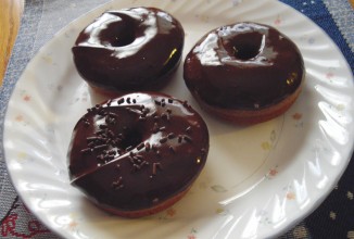 Пончики с шоколадной глазурью