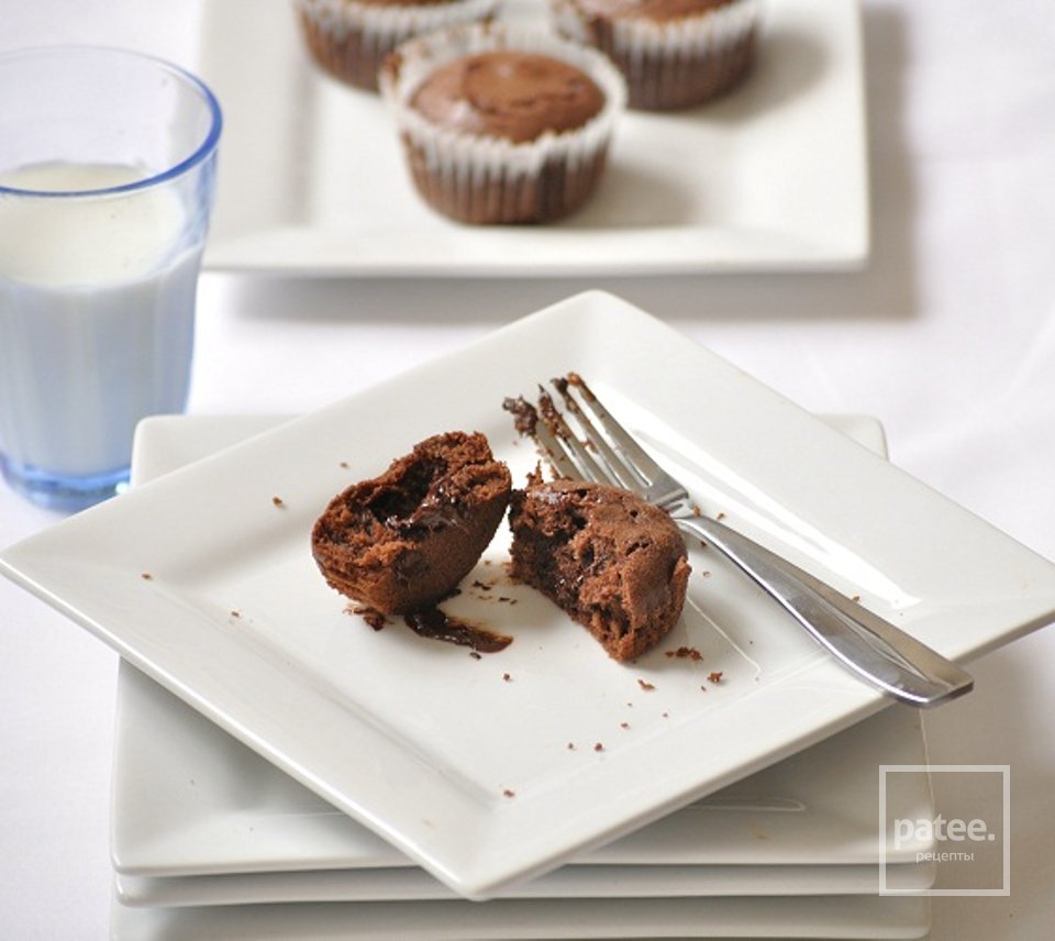 Кексы с шоколадной начинкой - Шаг 6