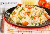 Рис со шпинатом и помидорами черри
