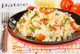 Рис со шпинатом и помидорами черри