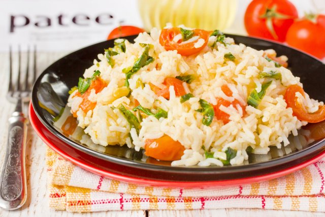 Рис со шпинатом и помидорами черри