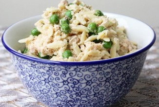 Салат из лосося с пастой орзо