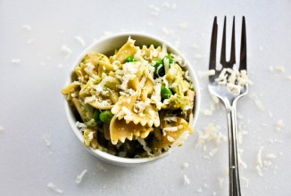 Фарфалле с грибами, артишоками и горошком