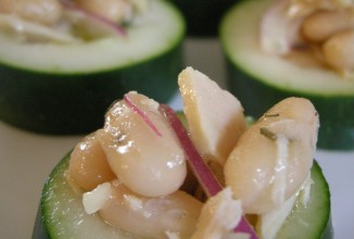 Огуречные чашечки с тунцом и бобами