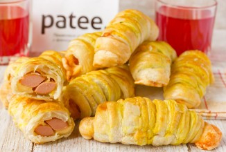 Сосиски с сыром и горчицей в слоёном тесте