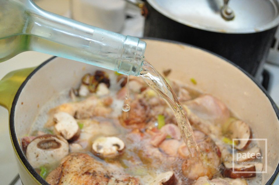 Курица с грибами в винном соусе - Шаг 11