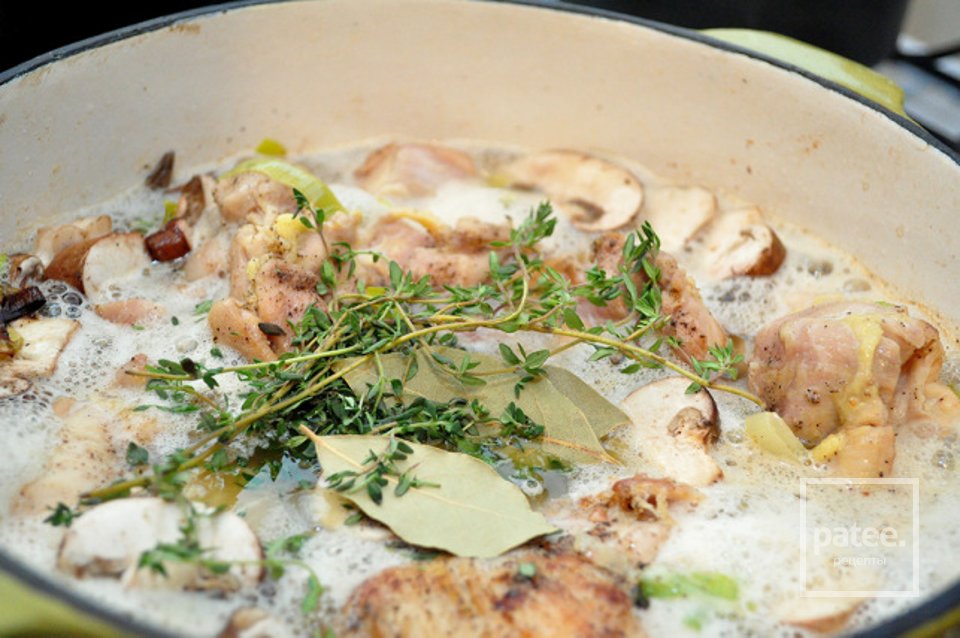 Курица с грибами в винном соусе - Шаг 13