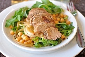 Буженина с нутом и рукколой