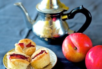 Пирожные с красной сливой