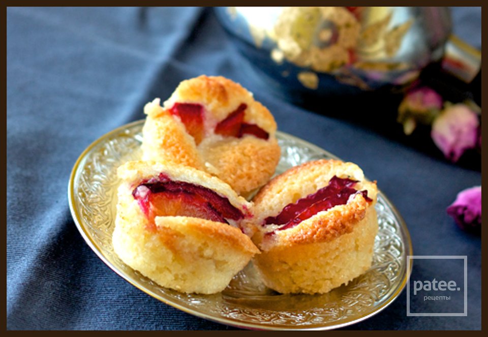 Пирожные с красной сливой - Шаг 7