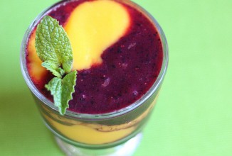 Ягодно-манговый смузи