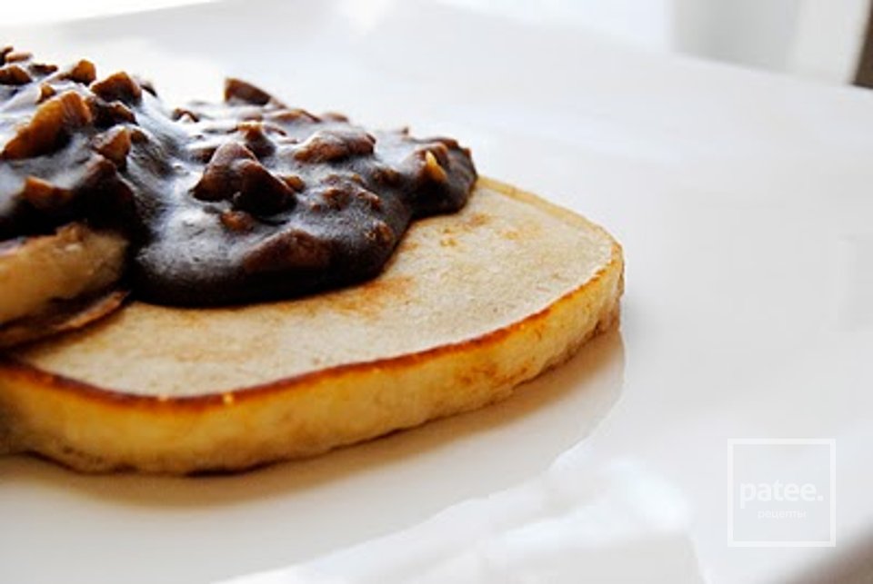 Банановые блины с ореховым сиропом - Шаг 9