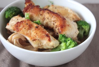 Жареная курица с пастой и брокколи в сырном соусе