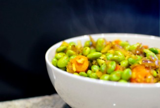 Пряная эдамаме с морковью