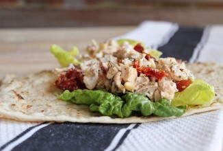 Куриный салат с помидорами и орехами