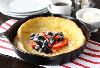 Немецкий блин с ягодами