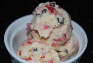 Клубничное мороженое с белым шоколадом