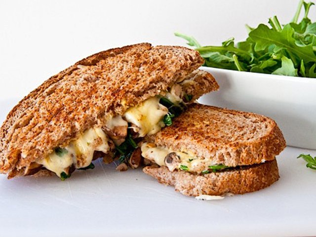 Сэндвич с сыром и грибами