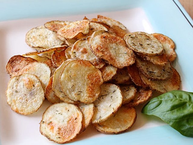 Картофельные чипсы с сушеной зеленью